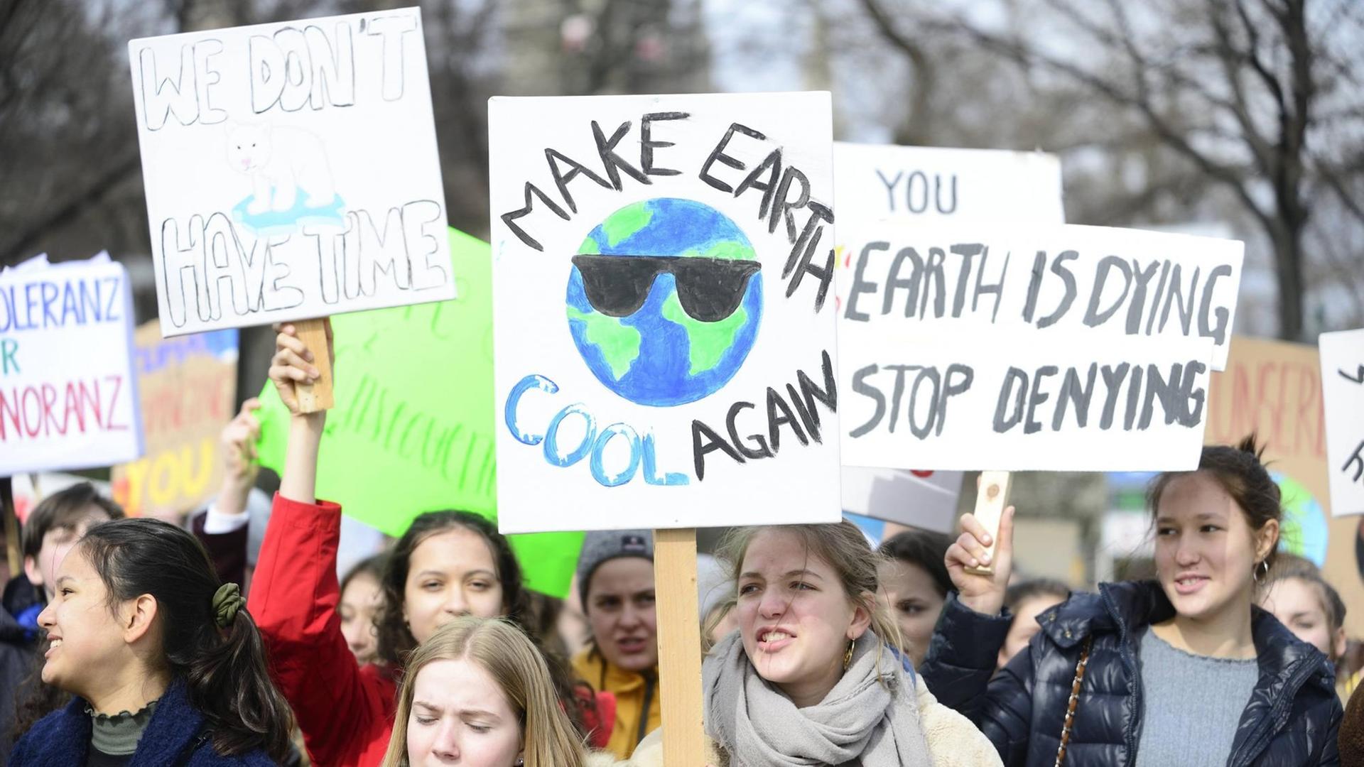 Die Aktivistinnen und Aktivisten von "Fridays for Future" demonstrieren freitags für Klimaschutz anstatt in die Schule zu gehen. Die Aktivistinnen und Aktivisten von "Fridays for Future" demonstrieren freitags für Klimaschutz anstatt in die Schule zu gehen.