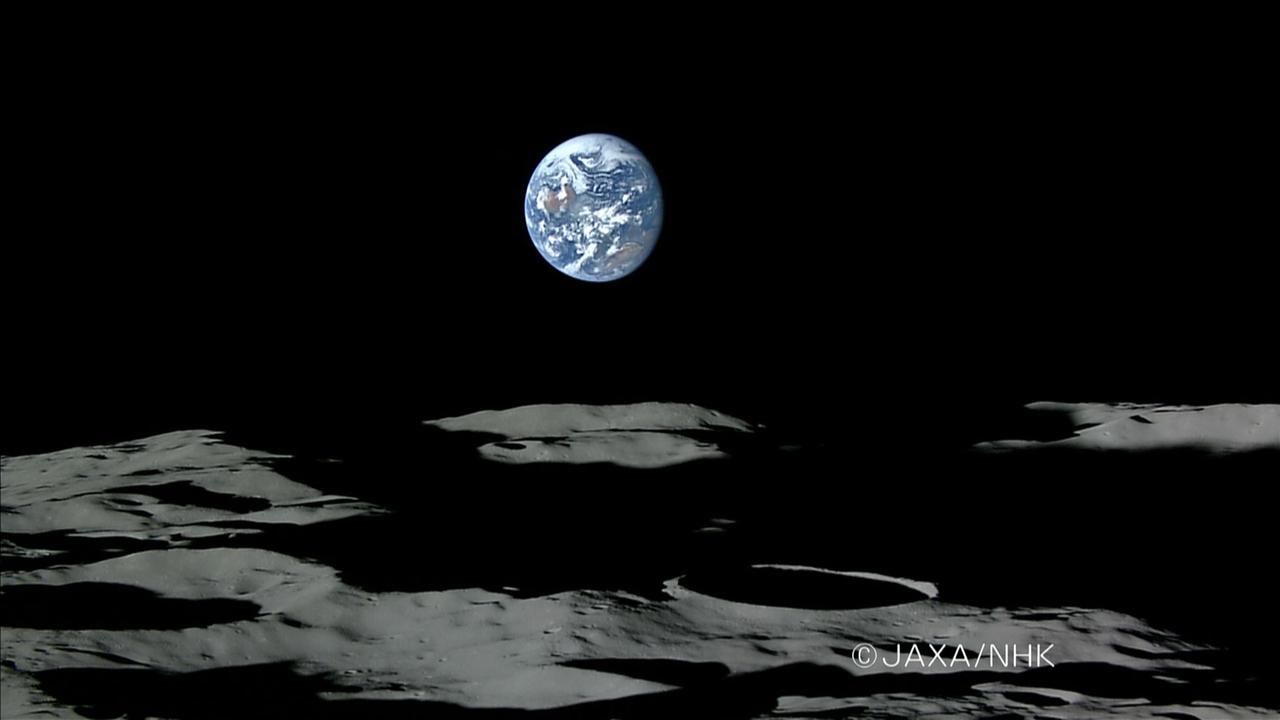 Die Erdkugel über der Mondlandschaft, aufgenommen von der japanischen Kaguya-Sonde 