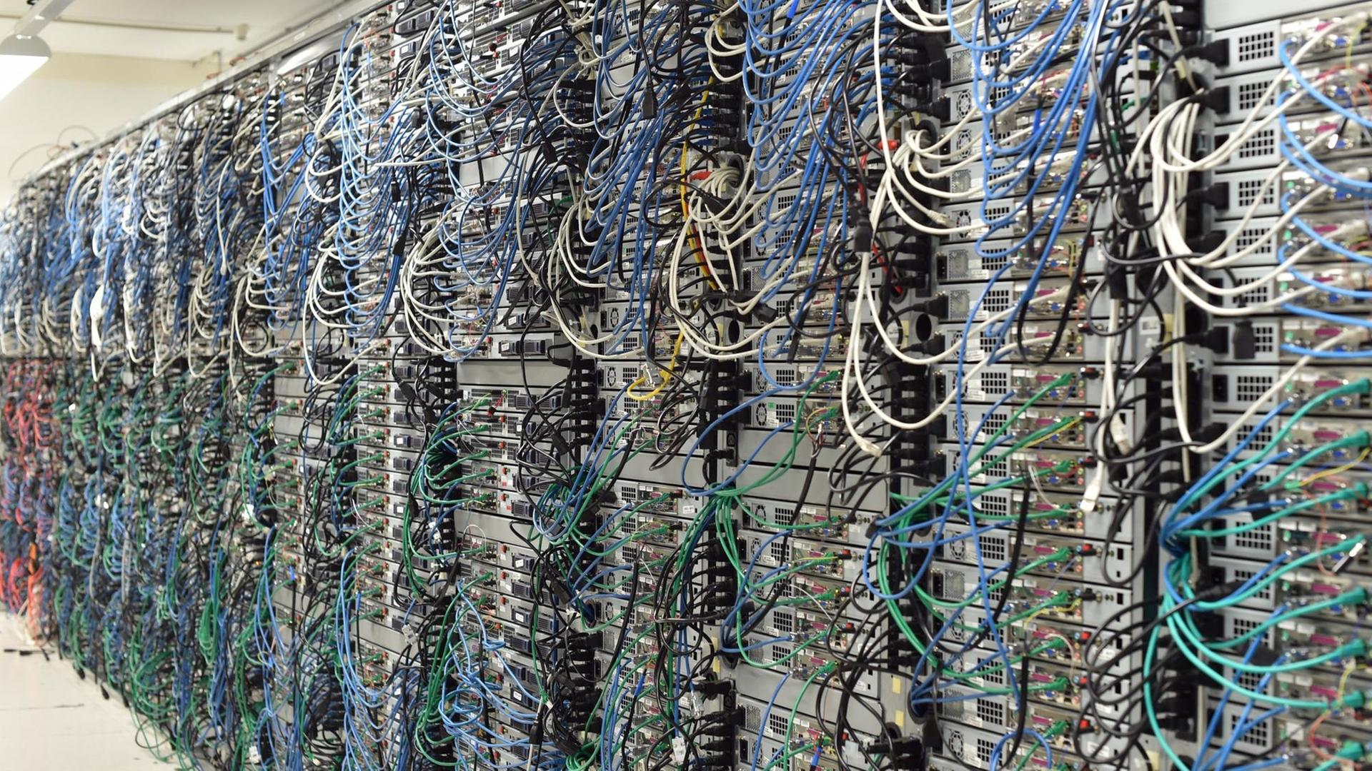 Ein Rechenzentrum des Internetdienstanbieters 1&1 aufgenommen am 07.01.2015 am Standort Karlsruhe (Baden-W Ein Rechenzentrum des Internetdienstanbieters 1&1 aufgenommen am 07.01.2015 am Standort Karlsruhe (Baden-W
