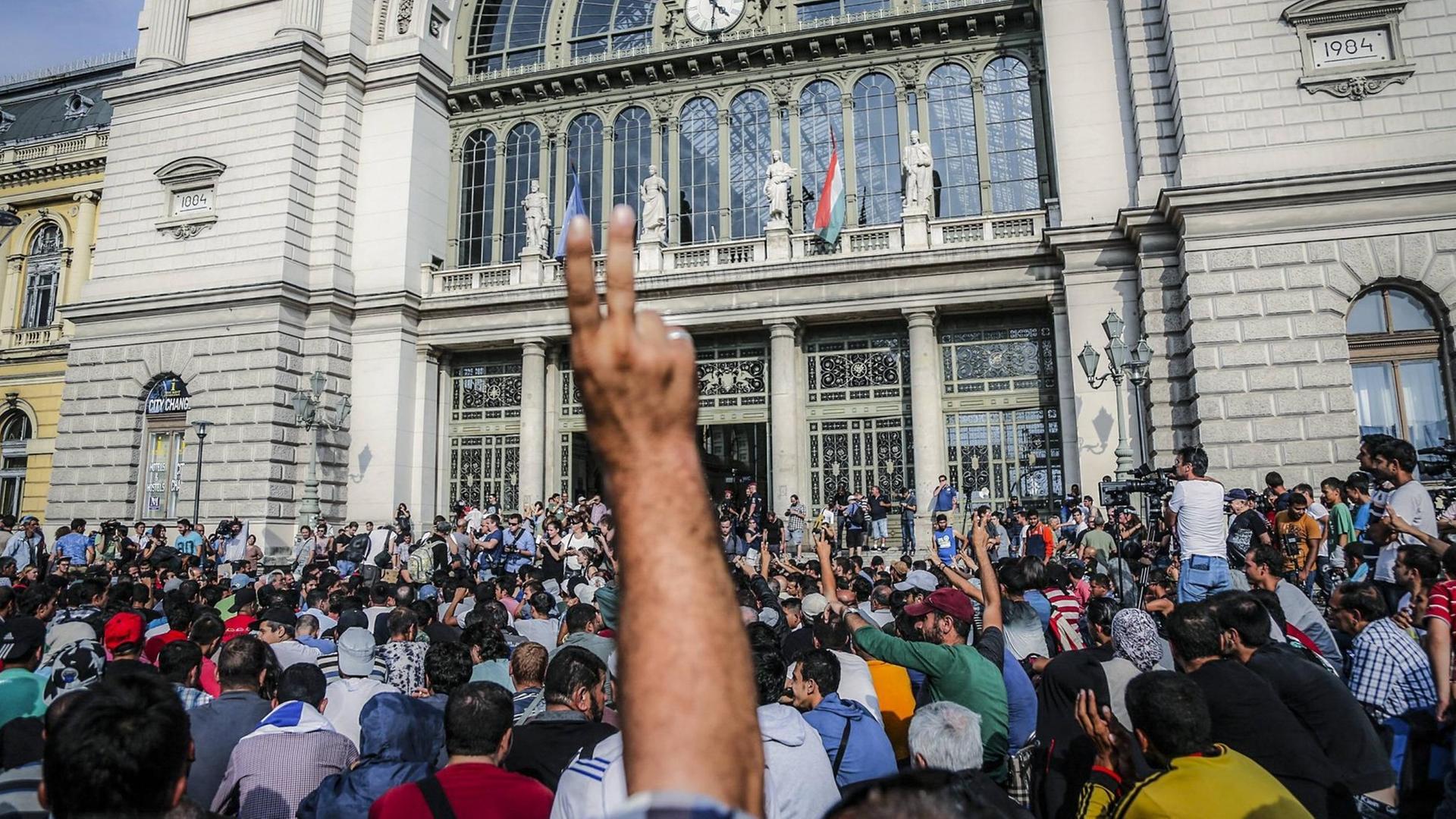 Hunderte Flüchtlinge demonstrieren am 3. September 2015 vor dem Bahnhof Keleti in Budapest. Hunderte Flüchtlinge demonstrieren am 3. September 2015 vor dem Bahnhof Keleti in Budapest.