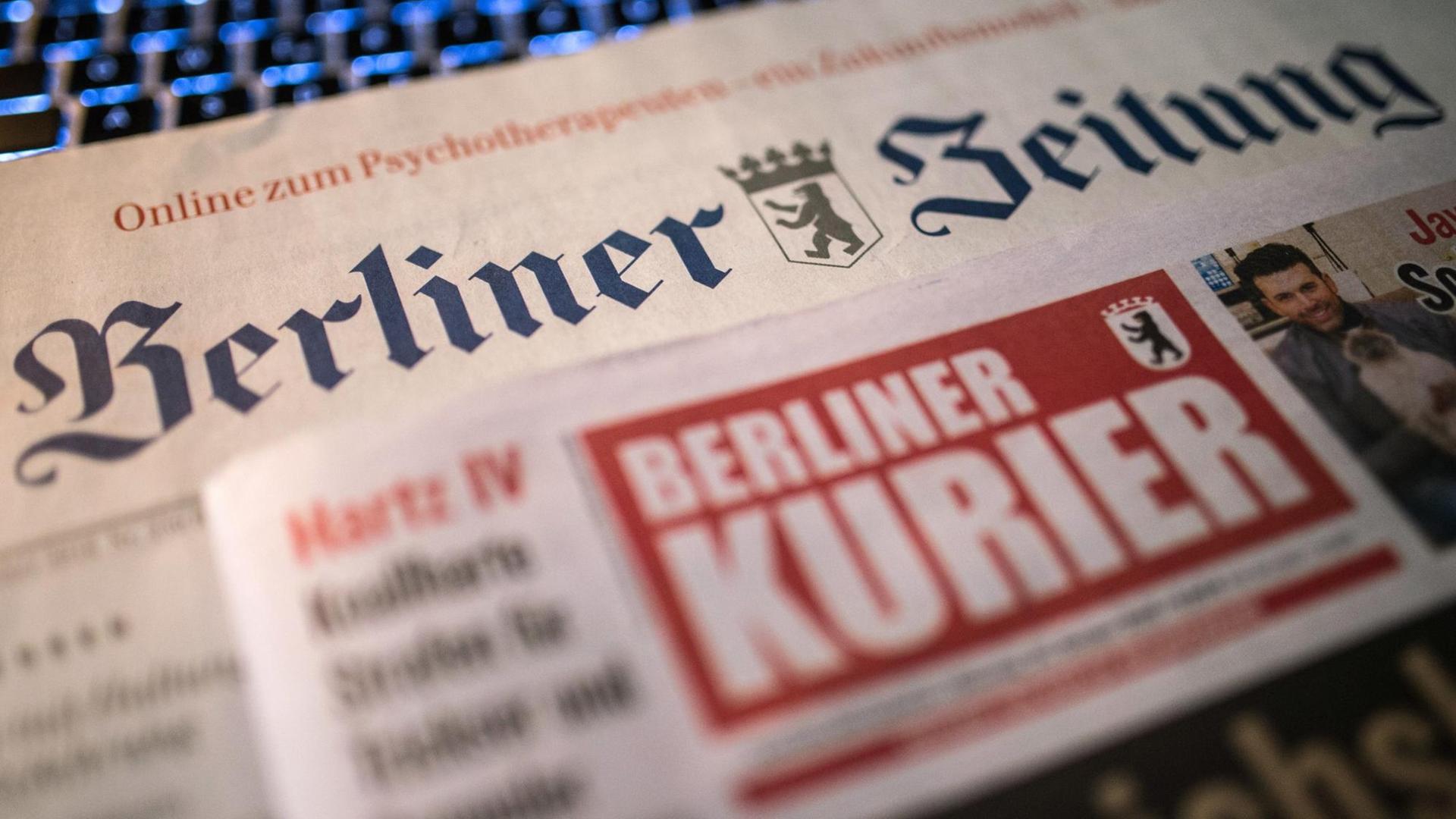 Auf einem Tisch in Berlin liegen zwei Ausgaben der Tageszeitungen "Berliner Zeitung" und "Berliner Kurier".
