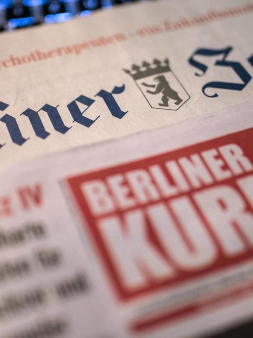 Auf einem Tisch in Berlin liegen zwei Ausgaben der Tageszeitungen "Berliner Zeitung" und "Berliner Kurier".