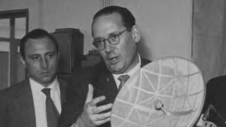 Leo Brandt erklärt im Kontrollraum "sein" Radioteleskop Stockert, den Vorläufer von Effelsberg Leo Brandt erklärt im Kontrollraum "sein" Radioteleskop Stockert, den Vorläufer von Effelsberg