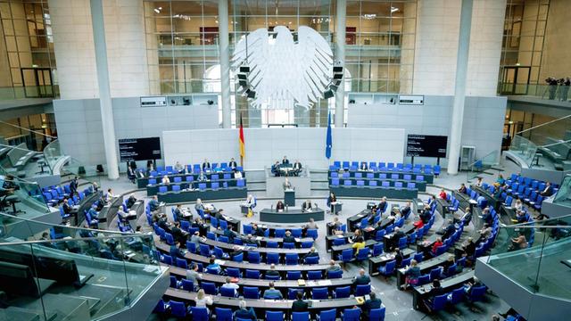 Abgeordnete sitzen im Bundestag in Berlin.
