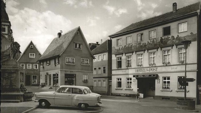 Ansichtskarte des Hotel Post in Armorbach aus dem Jahr 1961. Auf dem Platz davor steht ein Opel Kadett.