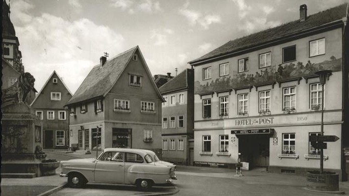 Ansichtskarte des Hotel Post in Armorbach aus dem Jahr 1961. Auf dem Platz davor steht ein Opel Kadett. Ansichtskarte des Hotel Post in Armorbach aus dem Jahr 1961. Auf dem Platz davor steht ein Opel Kadett.