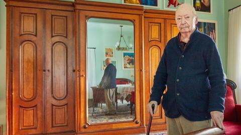 Günter Kuhnert fotografiet anläßlich seines neunzigsten Geburtstages in seiner Wohnung in Kaisborstel.