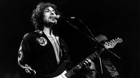 Der amerikanische Folk- und Rocksänger Bob Dylan beim Start seiner Deutschlandtournee 1981 in der ausverkauften Freilichtbühne von Bad Segeberg.