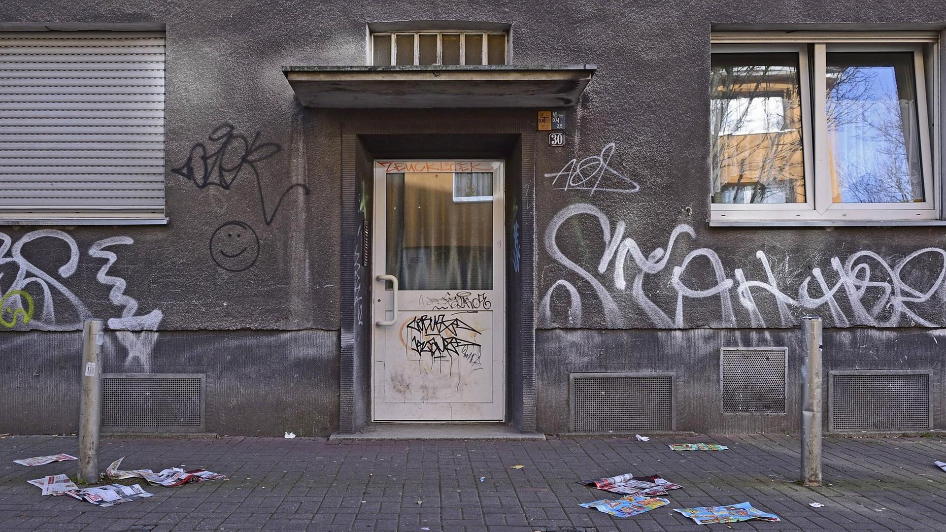 NRW, Ruhrgebiet, Dortmund, Nordstadt, Der Stadtbezirk Innenstadt-Nord gilt mit 53.000 Einwohnern und einer Bevölkerungsdichte von 36,7 Einwohnern pro Hektar als größtes und dicht besiedelstes, zusammenhängendes Altbaugebietes im Ruhrgebiet. NRW, Ruhrgebiet, Dortmund, Nordstadt, Der Stadtbezirk Innenstadt-Nord gilt mit 53.000 Einwohnern und einer Bevölkerungsdichte von 36,7 Einwohnern pro Hektar als größtes und dicht besiedelstes, zusammenhängendes Altbaugebietes im Ruhrgebiet.