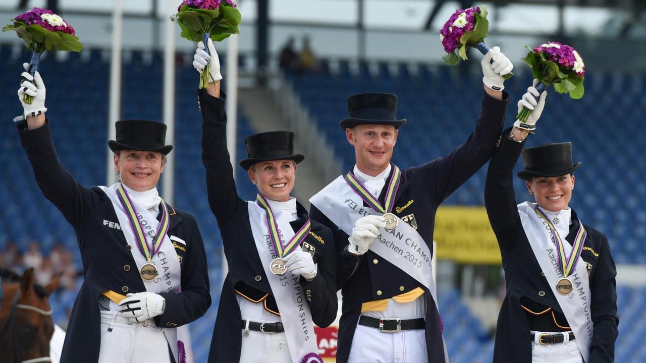 Isabell Werth (v.l.n.r.) mit ihren ehemaligen Teamkollegen Jessica von Bredow-Werndl, Matthias Alexander Rath und Kristina Bröring-Sprehe. Isabell Werth (v.l.n.r.) mit ihren ehemaligen Teamkollegen Jessica von Bredow-Werndl, Matthias Alexander Rath und Kristina Bröring-Sprehe.