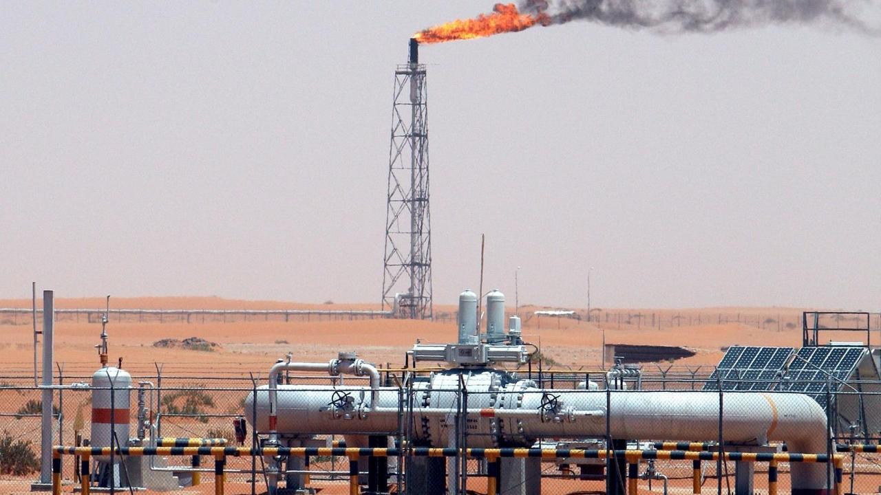 Ein Ölfeld in der Wüste Saudi-Arabiens, aufgenommen im Juni 2008. Ein Ölfeld in der Wüste Saudi-Arabiens, aufgenommen im Juni 2008.