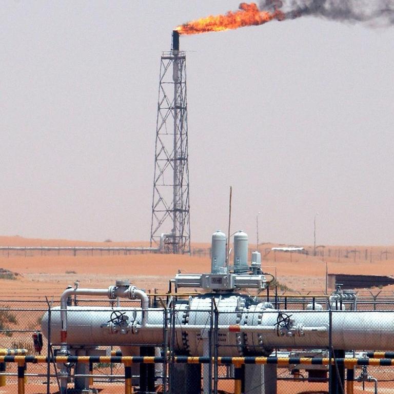Ein Ölfeld in der Wüste Saudi-Arabiens, aufgenommen im Juni 2008.