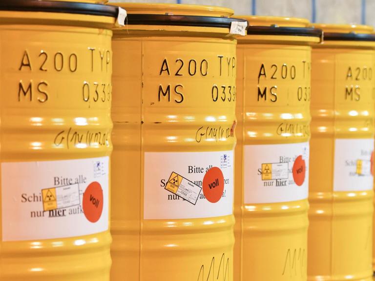 Atommüll-Fässer stehen am 18.11.2014 in Eggenstein-Leopoldshafen auf dem Gelände der Firma WAK.