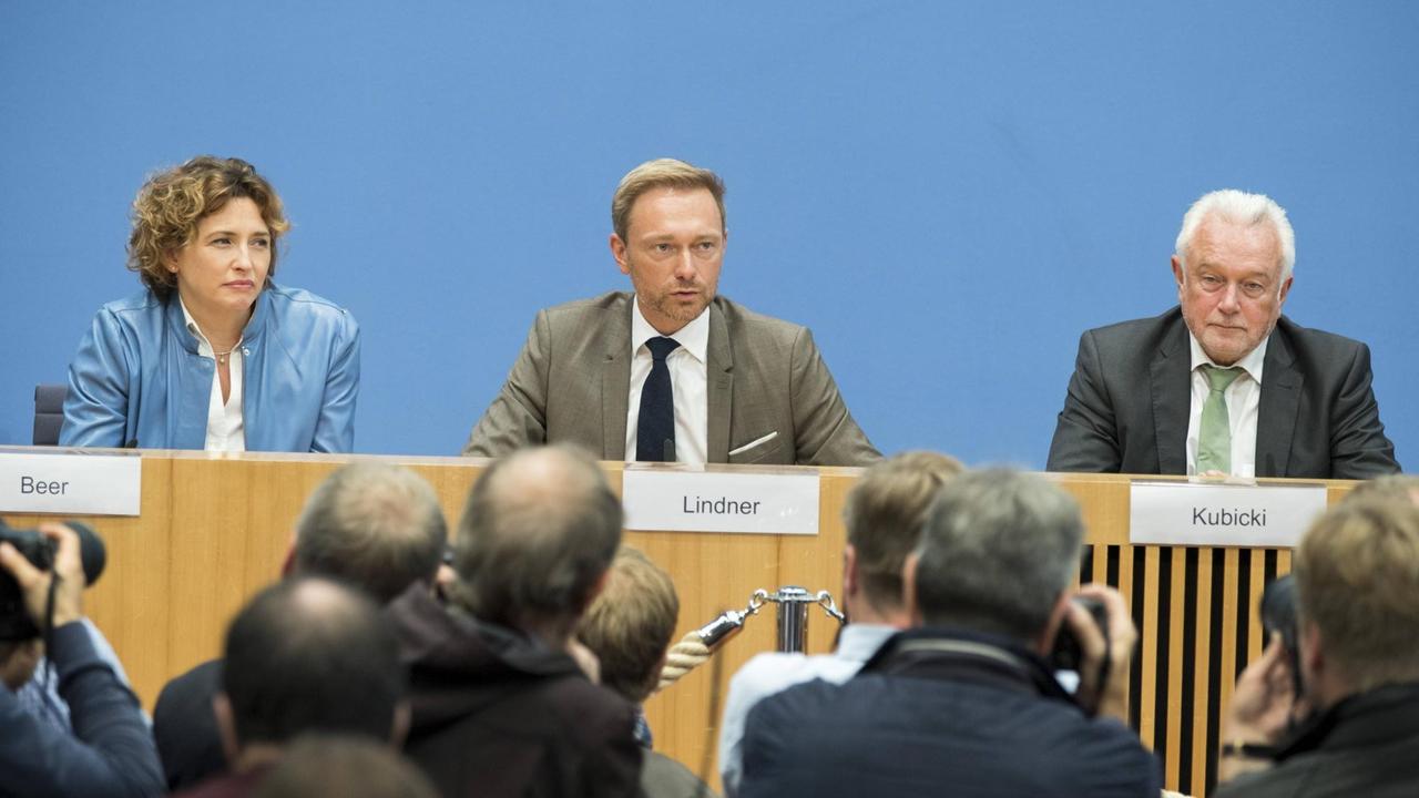 FDP-Parteichef Christian Lindner, der stellvertretende Parteivorsitzende Wolfgang Kubicki und Generalskretärin Nicola Beer auf der Pressekonferenz nach dem Scheitern der Sondierungsgespräche für eine sogenannte Jamaika-Koalition. FDP-Parteichef Christian Lindner, der stellvertretende Parteivorsitzende Wolfgang Kubicki und Generalskretärin Nicola Beer auf der Pressekonferenz nach dem Scheitern der Sondierungsgespräche für eine sogenannte Jamaika-Koalition.