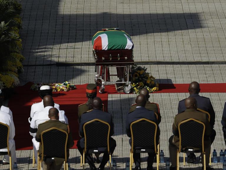 14.04.2018, Südafrika, Soweto: Der Sarg mit dem Leichnam der verstorbenen Anti-Apartheidskämpferin Winnie Madikizela-Mandela steht im Orlando-Stadion während des Staatsbegräbnisses. Winnie Madikizela-Mandela war nach langer Krankheit am 02.04.2018 im Alter von 81 Jahren gestorben.