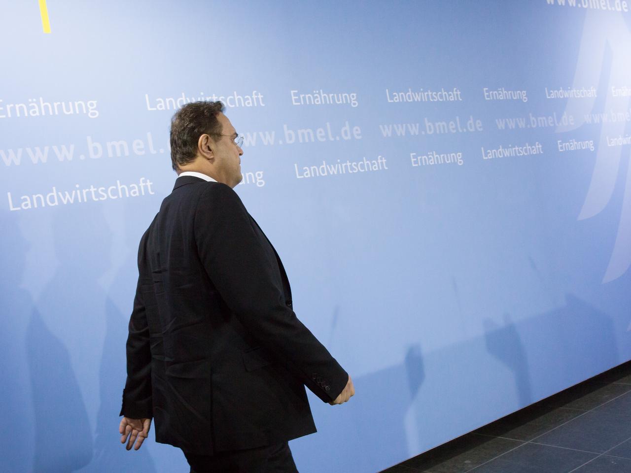 Hans-Peter Friedrich läuft vor einem Aufsteller des Landwirtschaftsministeriums entlang. Hans-Peter Friedrich läuft vor einem Aufsteller des Landwirtschaftsministeriums entlang.
