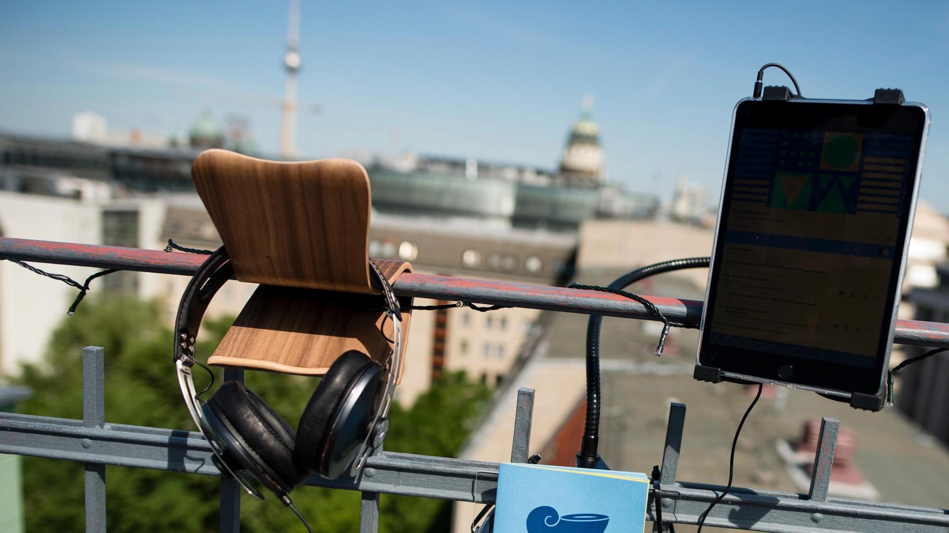 Blick auf den Balkon eines Berliner Startups mit der Kulisse des Alexanderplatzes Blick auf den Balkon eines Berliner Startups mit der Kulisse des Alexanderplatzes