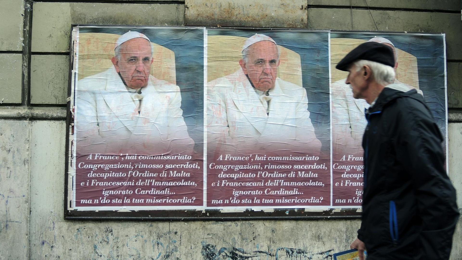 Ein Mann geht am 04.02.2017 unweit des Vatikans in Rom an papstkritischen Plakaten vorbei. Unter dem Foto steht: «Du hast die Kongregationen unter Aufsicht gestellt, Priester entfernt, den Malteserorden und die Franziskaner der Immakulata enthauptet, Kardinäle ignoriert... Aber wo ist deine Barmherzigkeit?». Franziskus, dessen zentrale Botschaft im Pontifikat die Barmherzigkeit ist, sieht sich wegen seines Reformkurses bereits seit Monaten wachsendem Widerstand in den eigenen Reihen ausgesetzt. (zu dpa "Papstkritische Poster in Rom: Unmut gegen Franziskus" vom 04.02.2017) Foto: Lena Klimkeit/dpa | Verwendung weltweit Ein Mann geht am 04.02.2017 unweit des Vatikans in Rom an papstkritischen Plakaten vorbei. Unter dem Foto steht: «Du hast die Kongregationen unter Aufsicht gestellt, Priester entfernt, den Malteserorden und die Franziskaner der Immakulata enthauptet, Kardinäle ignoriert... Aber wo ist deine Barmherzigkeit?». Franziskus, dessen zentrale Botschaft im Pontifikat die Barmherzigkeit ist, sieht sich wegen seines Reformkurses bereits seit Monaten wachsendem Widerstand in den eigenen Reihen ausgesetzt. (zu dpa "Papstkritische Poster in Rom: Unmut gegen Franziskus" vom 04.02.2017) Foto: Lena Klimkeit/dpa | Verwendung weltweit