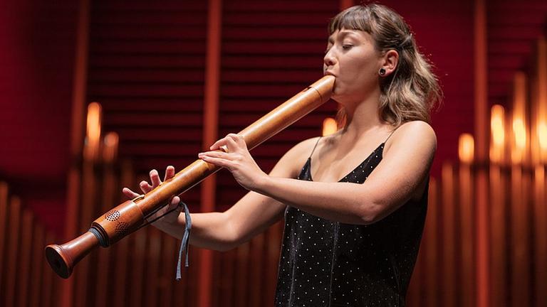 Flöistin spielt auf ihrem Instrument Flöistin spielt auf ihrem Instrument