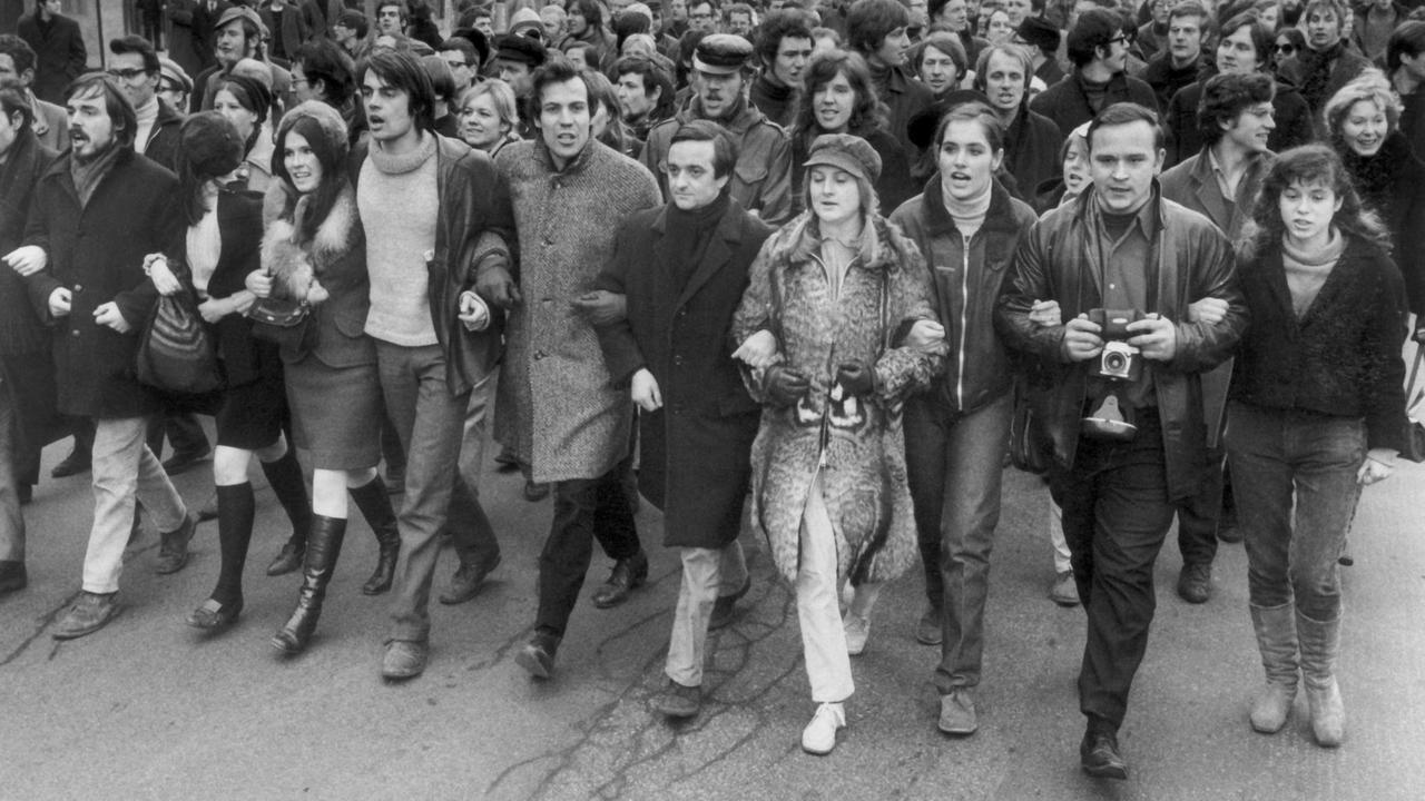 Demonstranten am 03.02.1968 auf dem Kurfürstendamm. Nach einer genehmigten, zunächst gewaltlosen Demonstration gegen die Militärdiktatur in Griechenland zogen mehrere hundert Demonstranten auf den Kurfürstendamm und errichteten Barrikaden. Die Polizei setzte mehrfach Wasserwerfer ein. Foto: Konrad Giehr +++(c) dpa - Report+++ | Verwendung weltweit Demonstranten am 03.02.1968 auf dem Kurfürstendamm. Nach einer genehmigten, zunächst gewaltlosen Demonstration gegen die Militärdiktatur in Griechenland zogen mehrere hundert Demonstranten auf den Kurfürstendamm und errichteten Barrikaden. Die Polizei setzte mehrfach Wasserwerfer ein. Foto: Konrad Giehr +++(c) dpa - Report+++ | Verwendung weltweit