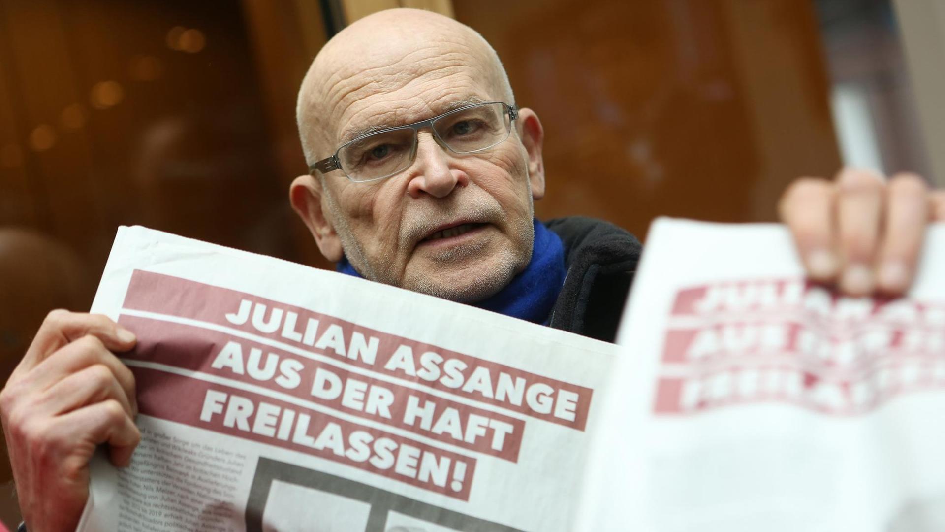 Günter Wallraff hält Blätter hoch, auf denen steht: "Julian Assange aus der Haft freilassen!". Günter Wallraff hält Blätter hoch, auf denen steht: "Julian Assange aus der Haft freilassen!".