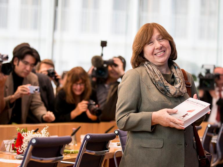 Swetlana Alexijewitsch bei ihrer Ankunft in der Bundespressekonferenz.