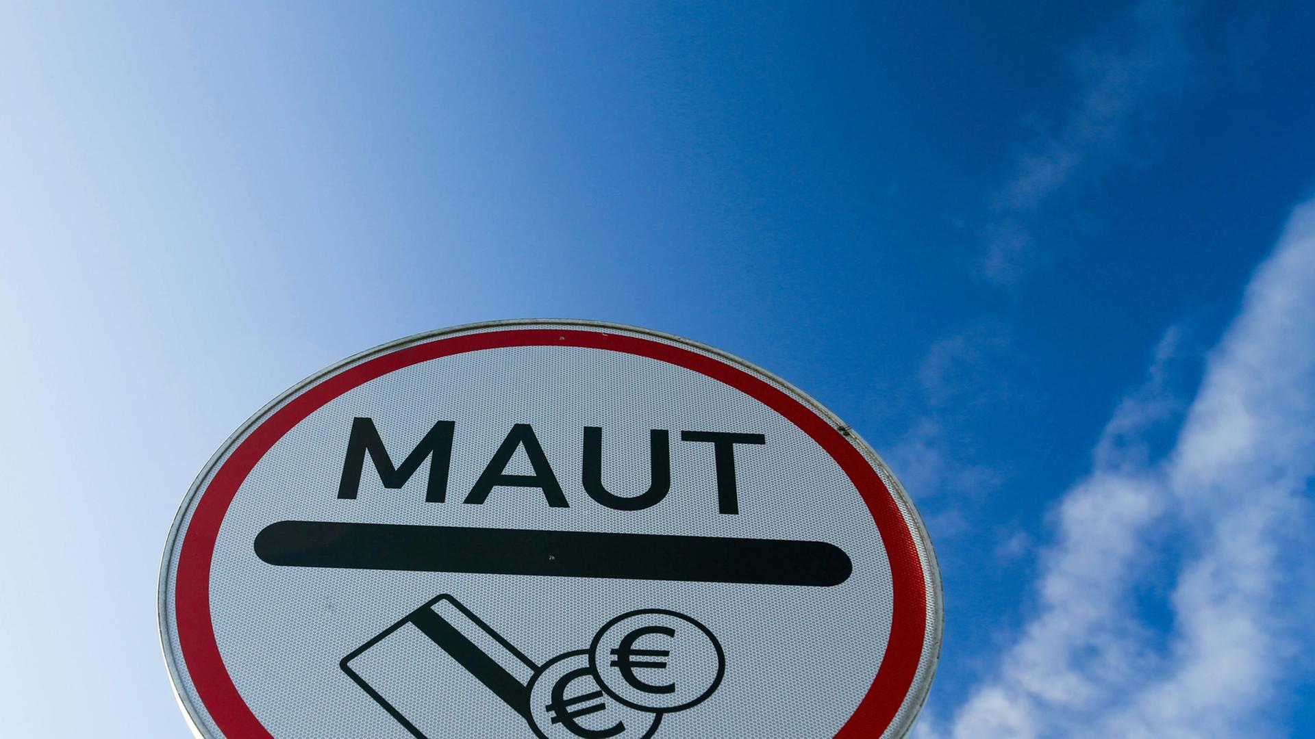 Ein Hinweisschild für die Mautpflicht vor blauem Himmel. Ein Hinweisschild für die Mautpflicht vor blauem Himmel.
