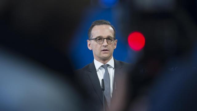 Bundesjustizminister Heiko Maas (SPD) äußert sich am 05.04.2017 in Berlin bei einem Pressegespräch zu den Entscheidungen des Kabinetts zu den Themen Kinderehen und Hasskommentare im Internet.