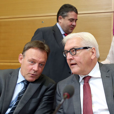 Oktober 2013, SPD-Präsidiumssitzung: Der parlamentarische Geschäftsführer, Thomas Oppermann (links), Fraktionschef Frank-Walter Steinmeier (rechts), Parteichef Sigmar Gabriel (Mitte) Oktober 2013, SPD-Präsidiumssitzung: Der parlamentarische Geschäftsführer, Thomas Oppermann (links), Fraktionschef Frank-Walter Steinmeier (rechts), Parteichef Sigmar Gabriel (Mitte)