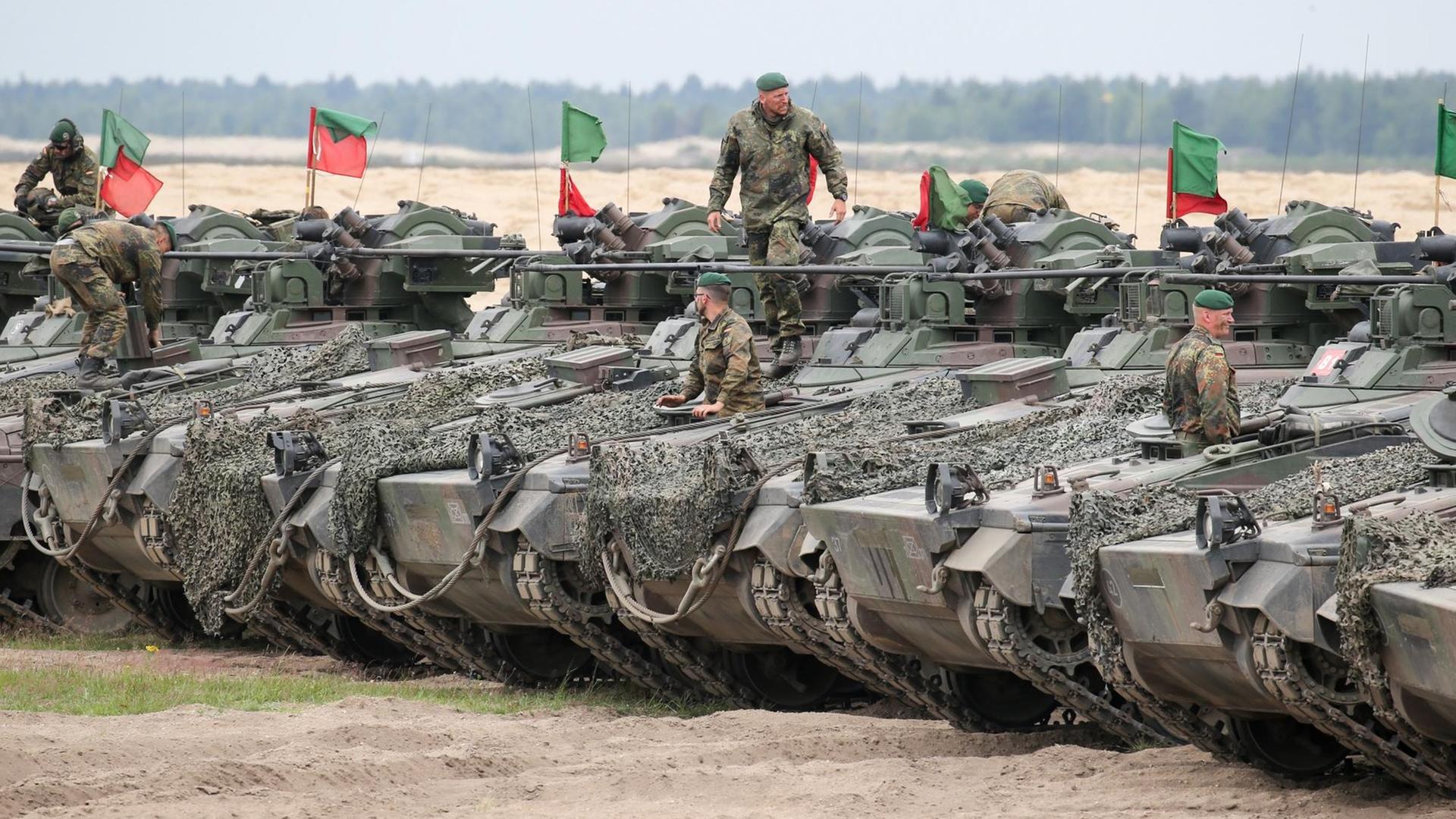 Deutsche Schützenpanzer vom Typ Marder stehen am 18.06.2015 auf einem Truppenübungsplatz in der Nähe des polnischen Ortes Sagan nach der ersten Übung zur Verlegung der Nato-Speerspitze - Noble Jump. Deutsche Schützenpanzer vom Typ Marder stehen am 18.06.2015 auf einem Truppenübungsplatz in der Nähe des polnischen Ortes Sagan nach der ersten Übung zur Verlegung der Nato-Speerspitze - Noble Jump.