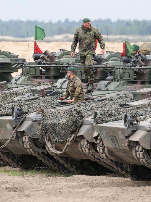 Deutsche Schützenpanzer vom Typ Marder stehen am 18.06.2015 auf einem Truppenübungsplatz in der Nähe des polnischen Ortes Sagan nach der ersten Übung zur Verlegung der Nato-Speerspitze - Noble Jump.