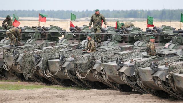 Deutsche Schützenpanzer vom Typ Marder stehen am 18.06.2015 auf einem Truppenübungsplatz in der Nähe des polnischen Ortes Sagan nach der ersten Übung zur Verlegung der Nato-Speerspitze - Noble Jump.