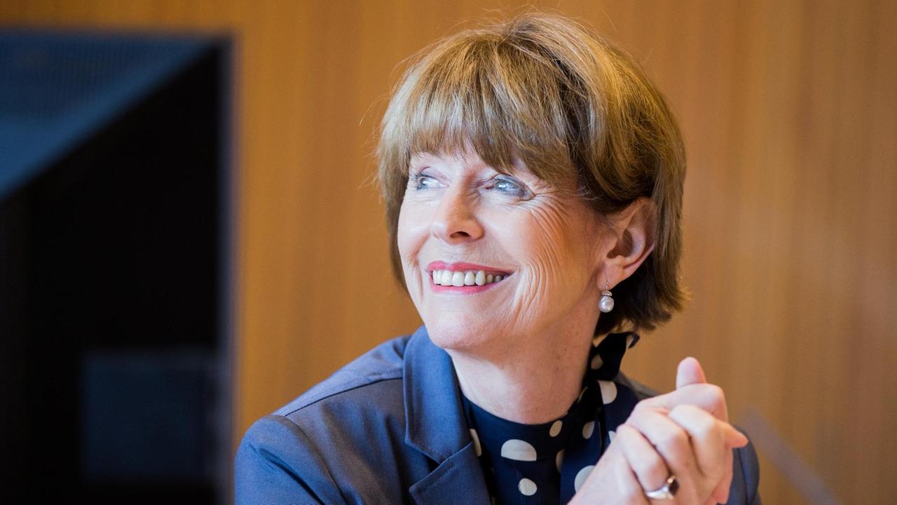 Die parteilose Kölner Oberbürgermeisterin Henriette Reker wird in Düsseldorf im Untersuchungsausschuss des NRW-Landtags zur Silvesternacht in Köln befragt. Die parteilose Kölner Oberbürgermeisterin Henriette Reker wird in Düsseldorf im Untersuchungsausschuss des NRW-Landtags zur Silvesternacht in Köln befragt.