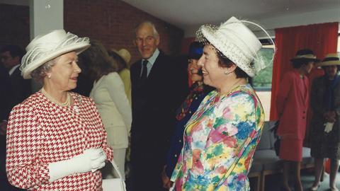 Stephanie Shirley und Queen Elisabeth II