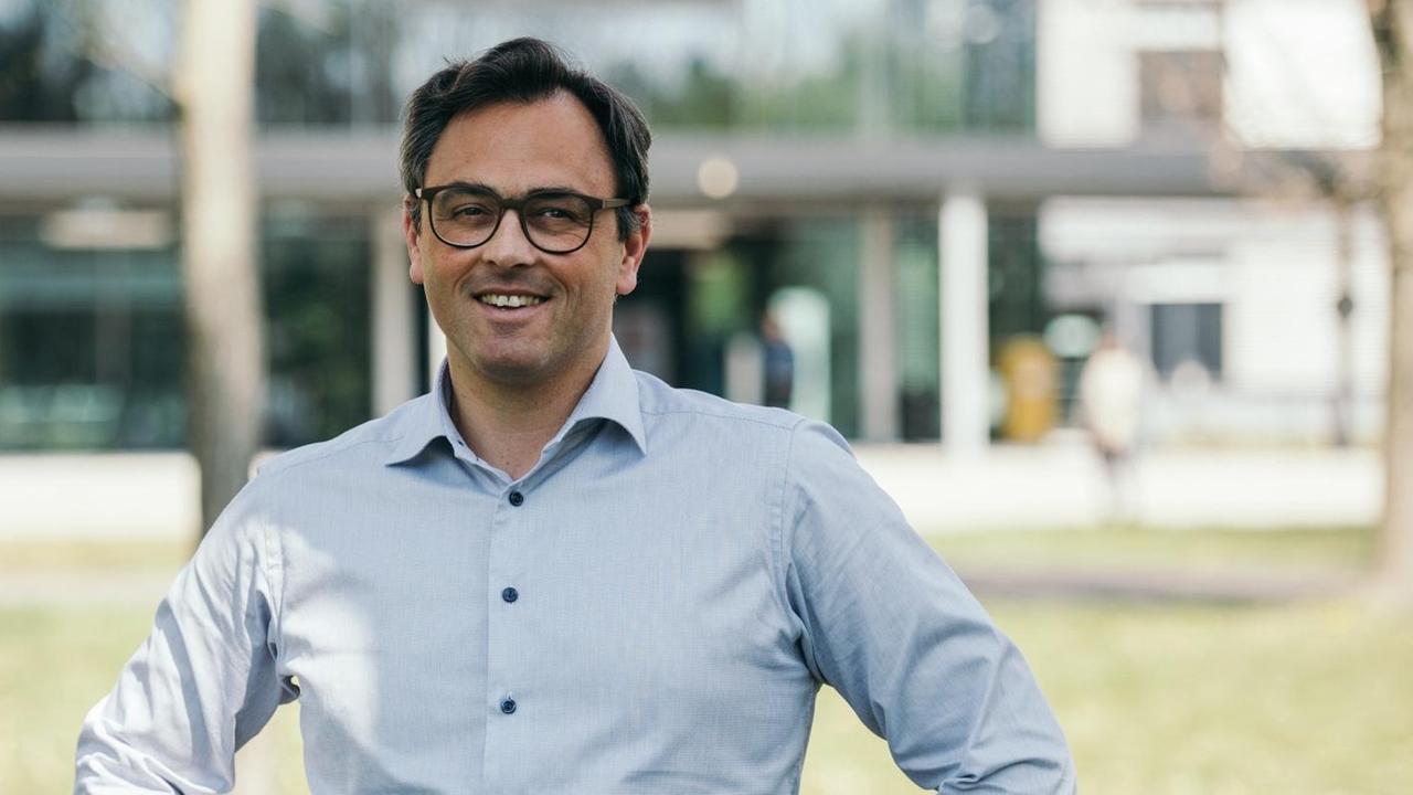 Porträt von Prof. Christian Karagiannidis vor dem Hauptgebäude des Klinikums in Merheim. Porträt von Prof. Christian Karagiannidis vor dem Hauptgebäude des Klinikums in Merheim.