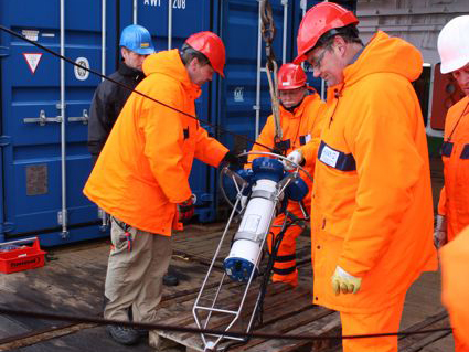 An Bord der "Polarstern" wird eine CTD-Messsonde klar gemacht. An Bord der "Polarstern" wird eine CTD-Messsonde klar gemacht.