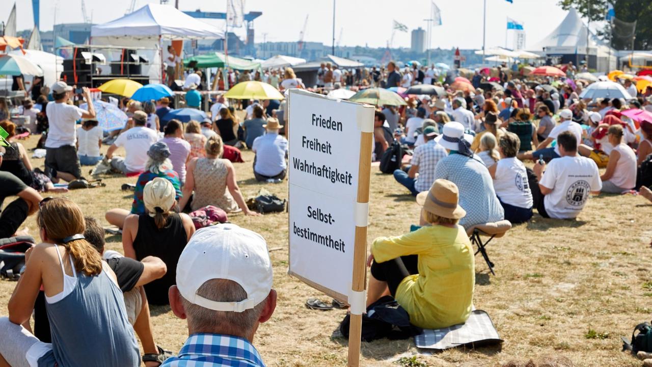 Ein Teilnehmer der Demonstration hält ein Transparent mit der Aufschrift "Frieden Freiheit Wahrhaftigkeit Selbstbestimmung". Ein Teilnehmer der Demonstration hält ein Transparent mit der Aufschrift "Frieden Freiheit Wahrhaftigkeit Selbstbestimmung".