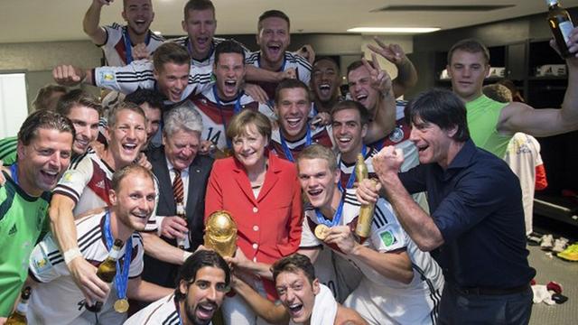Bundeskanzlerin Merkel und Bundespräsident Gauck beim Selfie mit der deutschen Nationalelf nach dem WM-Sieg in Brasilien.