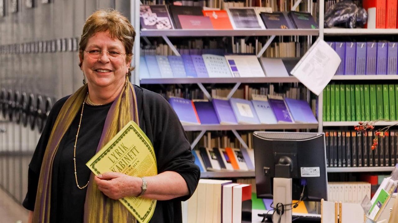 Ursula Haeusgen steht in den Räumlichkeiten ihrer Stiftung Lyrik Kabinett in München. Ursula Haeusgen steht in den Räumlichkeiten ihrer Stiftung Lyrik Kabinett in München.