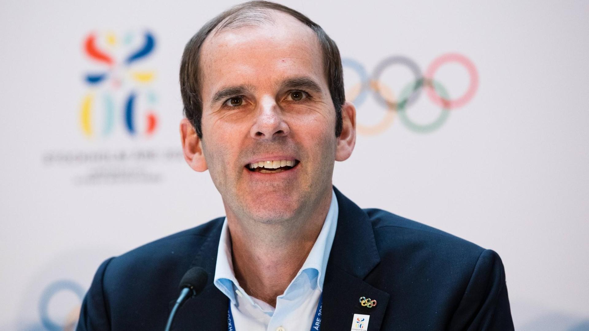 Richard Brisius, Chef der Stockholmer Bewerbung um die Ausrichtung der Olympischen Winterspiele 2026, sitzt während einer Pressekonferenz an einem Mikrofon.