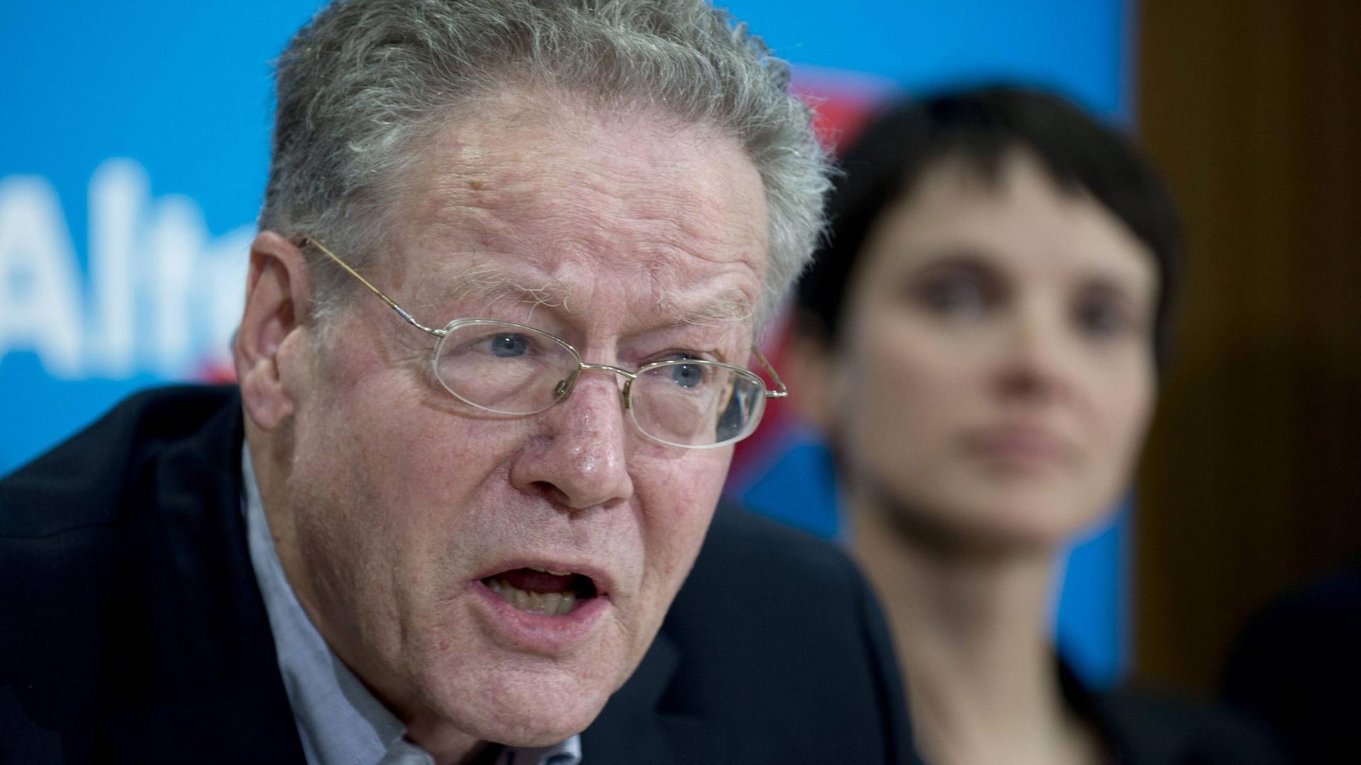 Konrad Adam, im Hintergrund Frauke Petry von der AfD. Konrad Adam, im Hintergrund Frauke Petry von der AfD.