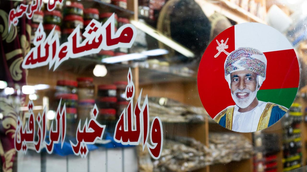 Sultan-Qaboos-Aufkleber auf einem Schaufenster in Salaah. Sultan-Qaboos-Aufkleber auf einem Schaufenster in Salaah.