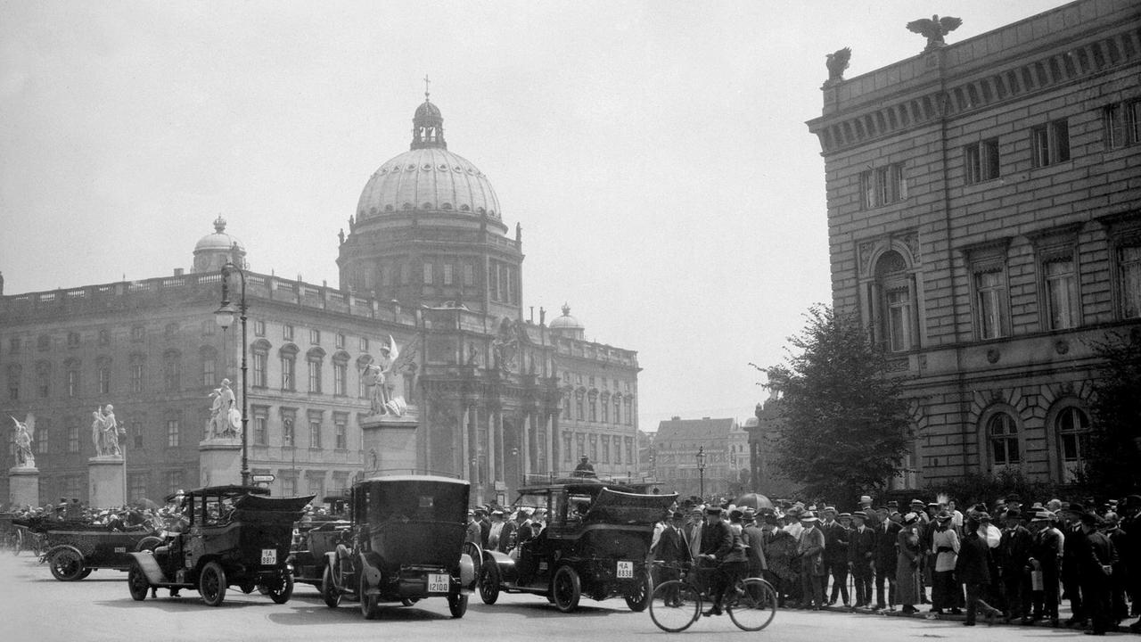 Blick auf Berlin-Mitte um 1920. Vorne ein breiter Platz mit Automobilen, im Hintergrund der Berliner Dom. Blick auf Berlin-Mitte um 1920. Vorne ein breiter Platz mit Automobilen, im Hintergrund der Berliner Dom.
