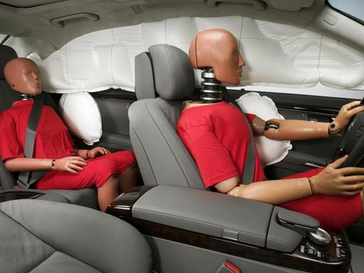 Rundumschutz: Zwei Dummies sitzen in einem Mercedes-Benz der S-Klasse mit Sidebags und Windowbags. (Symbolbild)