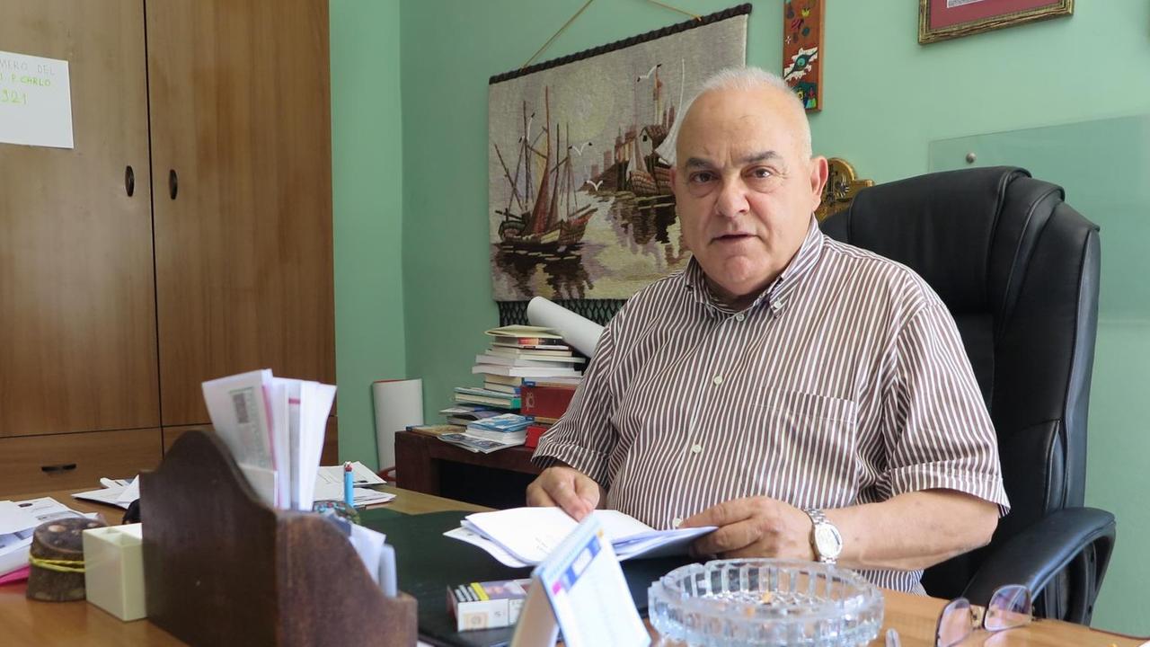 Padre Carlo in seinem Büro. Padre Carlo in seinem Büro.