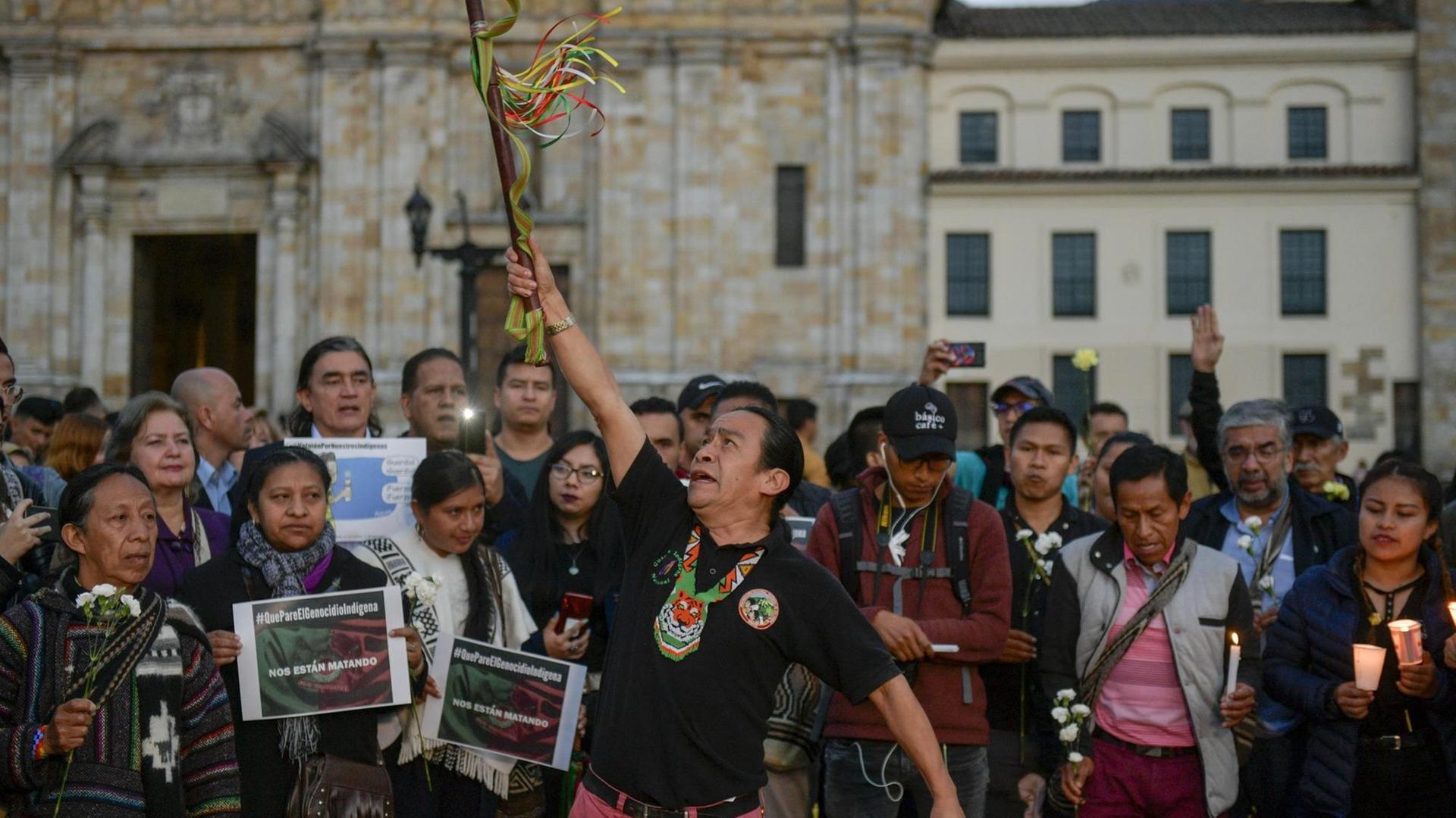 Mitglieder der National Indigenous Organization of Colombia (ONIC) bei einer Trauerfeier in Bogotá für fünf Indigene, die in der Region Cauca ermordet worden sind. Mitglieder der National Indigenous Organization of Colombia (ONIC) bei einer Trauerfeier in Bogotá für fünf Indigene, die in der Region Cauca ermordet worden sind.
