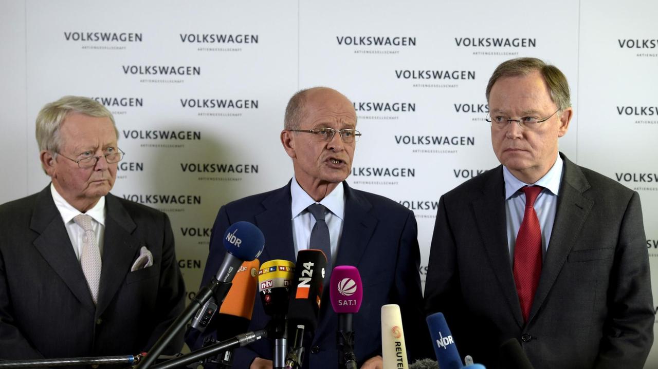 Mitglieder des Präsidium des VW-Aufsichtsrates verkünden in Wolfsburg den Rücktritt von VW-Chef Winterkorn (Im Bild von rechts Niedersachsens Ministerpräsident Stephan Weil, ehemaliger IG-MetallChef Berthold Huber,Wolfgang Porsche)