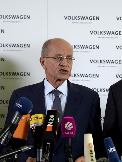 Mitglieder des Präsidium des VW-Aufsichtsrates verkünden in Wolfsburg den Rücktritt von VW-Chef Winterkorn (Im Bild von rechts Niedersachsens Ministerpräsident Stephan Weil, ehemaliger IG-MetallChef Berthold Huber,Wolfgang Porsche)