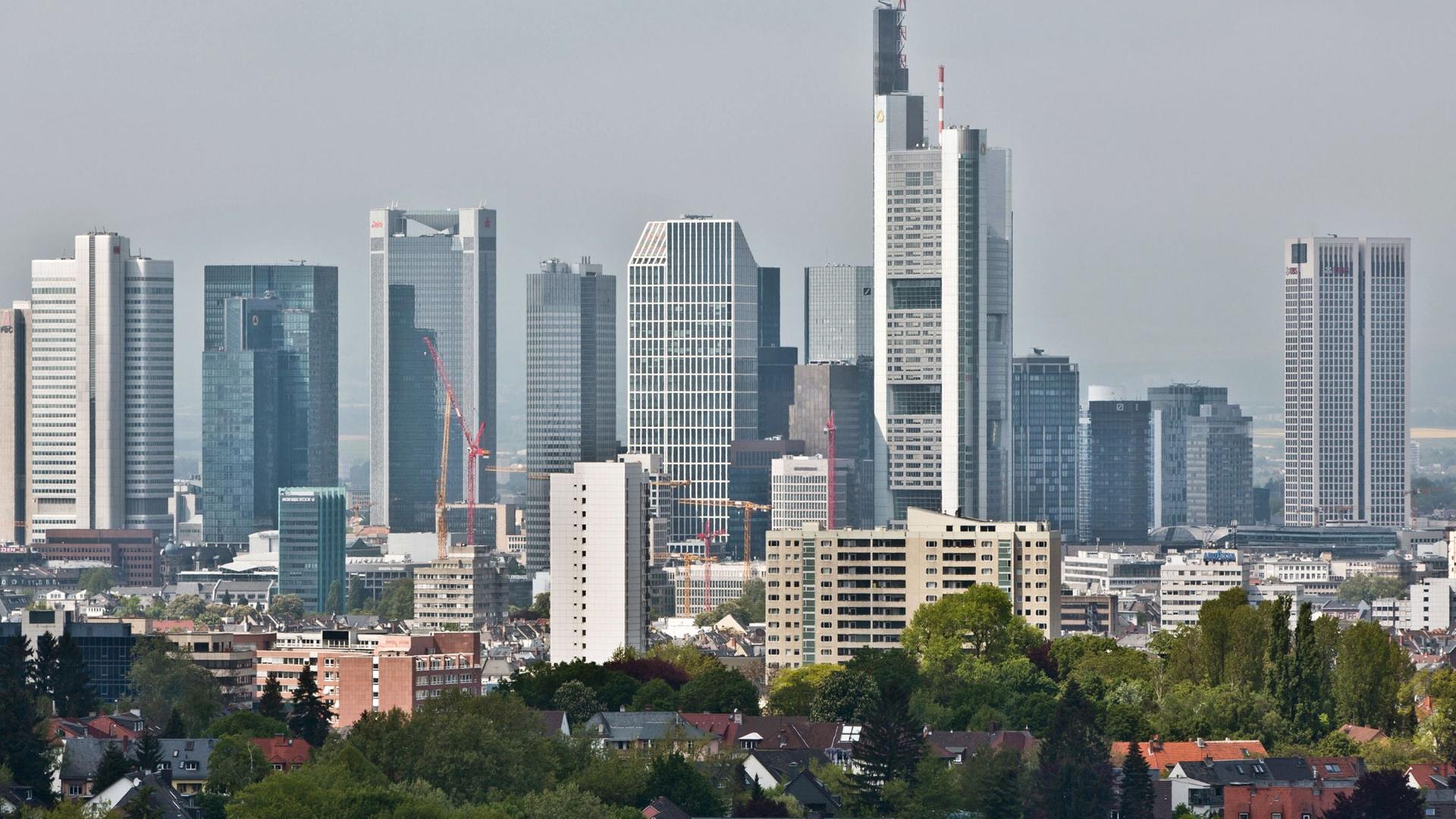 Die Hochhauskulisse der Bankenmetropole Frankfurt am Main ragt hinter dem Stadtteil Sachsenhausen hervor. Die Hochhauskulisse der Bankenmetropole Frankfurt am Main ragt hinter dem Stadtteil Sachsenhausen hervor.