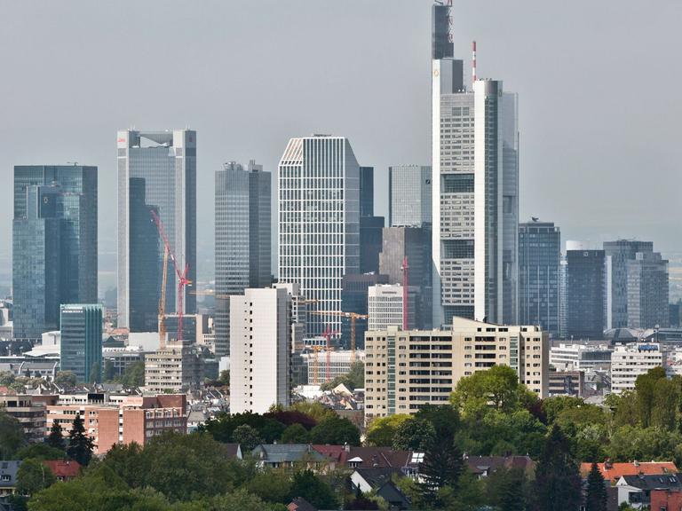 Die Hochhauskulisse der Bankenmetropole Frankfurt am Main ragt hinter dem Stadtteil Sachsenhausen hervor.